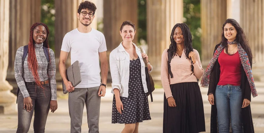 INternationale Studierende der Uni Potsdam am Neuen Palais