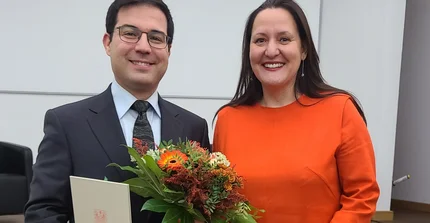 Dr. Ugur Öztürk neben Wissenschaftsministerin Manja Schüle bei der Preisverleihung.