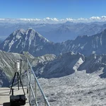 Field site Zugspitze: Laser scanner on a tripod standing on a tarrace looking over a montane landscape in summer | Photo: Cosmic Sense Consortium