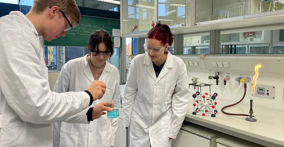 Studierende im Chemie-Labor