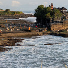 Tanah-Lot-Tempel direkt am Meer mit brausenden Wellen