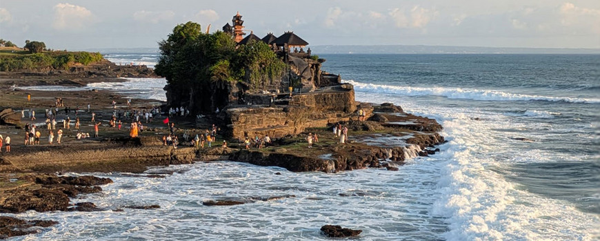 Tanah-Lot-Tempel direkt am Meer mit brausenden Wellen