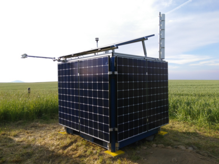 Foto eines cubischen Containers mit Solarpanelen und Messtechnik auf einem Feld | Foto: Cosmic Sense consortium