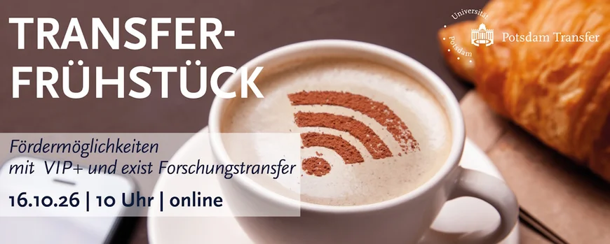 Eine Tasse Kaffee mit einem WLAN-Symbol im Milchschaum und ein Croissant mit einem Smartphone im Hintergrund.