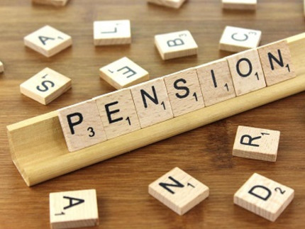 Scrabble-Buchstaben formen das Wort "Pension"