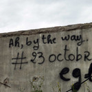 Graffiti, Tunis. „Ah, by the way. #23 octobre, egeleb mandarek“ (Datum der Wahlen zur verfassungsgebenden Konferenz; „Egeleb mandarek“=„Verpisst Euch“)