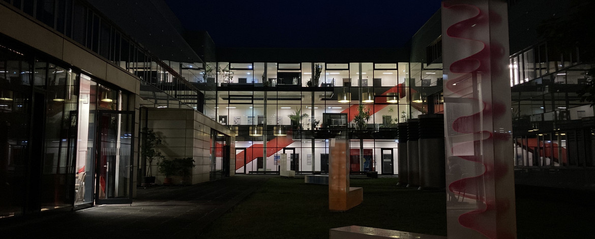Ansicht des Innenhofes des Physik-Instituts bei Nacht - 