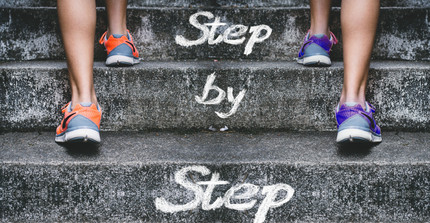 Bild Treppen mit der Aufschrift Step by Step