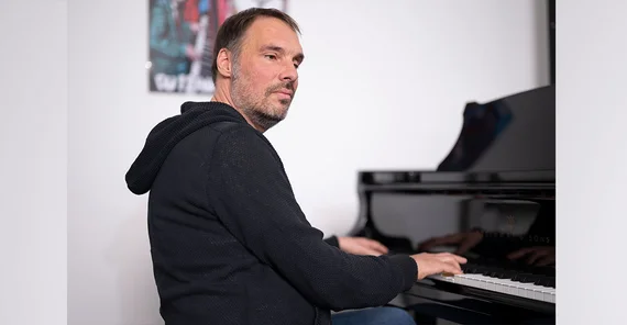 Musik-Professor Philip Peter am Flügel