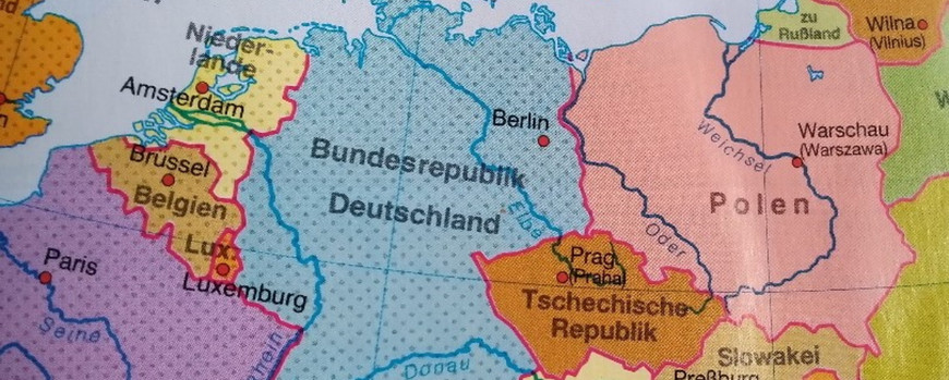 Foto, das Deutschland und Polen in einem Atlas zeigt