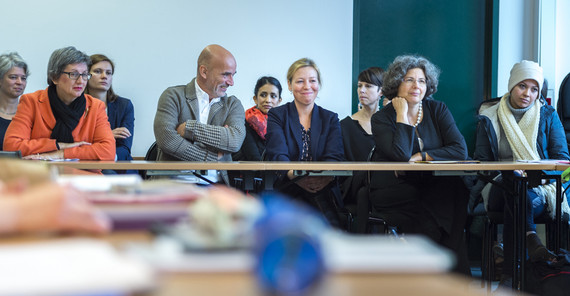 Zu Besuch im Qualifizierungsprogramm für geflüchtete Lehrkräfte an der Universität Potsdam: die brandenburgische Arbeitsstaatssekretärin Almuth Hartwig-Tiedt (rechts) und die Integrationsbeauftragte des Landes Brandenburg Dr. Doris Lemmermeier (links), in Begleitung der Initiatorin des Projekts Prof. Dr. Miriam Vock (2.v.rechts). Foto: Thomas Roese.