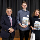 Vergabefeier Deutschlandstipendium 2019/20: Fördergesellschaft des Lions Club Potsdam-Sanssouci und Stipendiat sowie Vizepräsident Prof. Dr. Schweigert