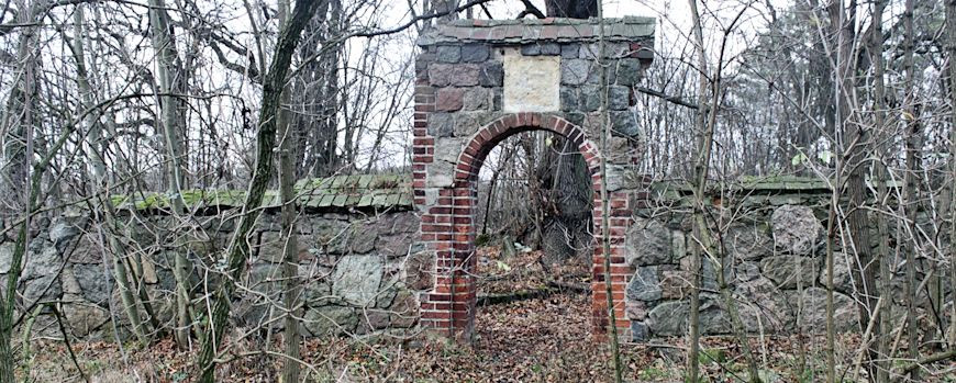 Mauer mit Torbogen am Jüdischen Friedhof in Sulęcin