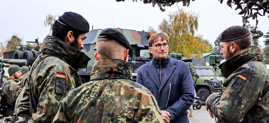 Prof. Dr. Sönke Neitzel im Gespräch mit Soldaten des deutschen Einsatzkontingents in Rukla.