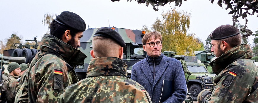 Prof. Dr. Sönke Neitzel im Gespräch mit Soldaten des deutschen Einsatzkontingents in Rukla.