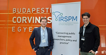 Nicolas Drathschmidt und Jakob Kühler auf der IRSPM Konferenz 2023.
