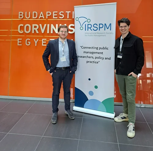 Nicolas Drathschmidt und Jakob Kühler auf der IRSPM Konferenz 2023.
