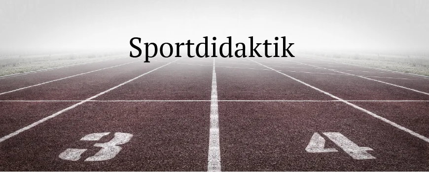 Laufbahn mit dem Schriftzug "Sportdidaktik"