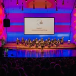 Auftakt StudiUP! Erstsemesterbegrüßung 2022 im Nikolaisaal, wird durch die Instrumentalisten auf der Bühne begrüßt.