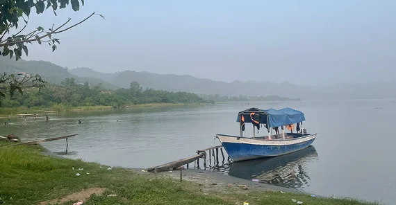 Am Ufer des Lake Bosomtwe