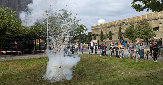 Der künstliche Vulkan ist ein echtes Highlight der Kinder-Universität. | Foto: Matthias Zimmermann