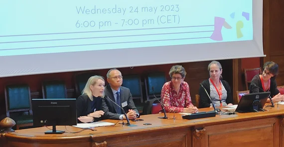 Isolde Malmberg (links) eröffnet die Konferenz