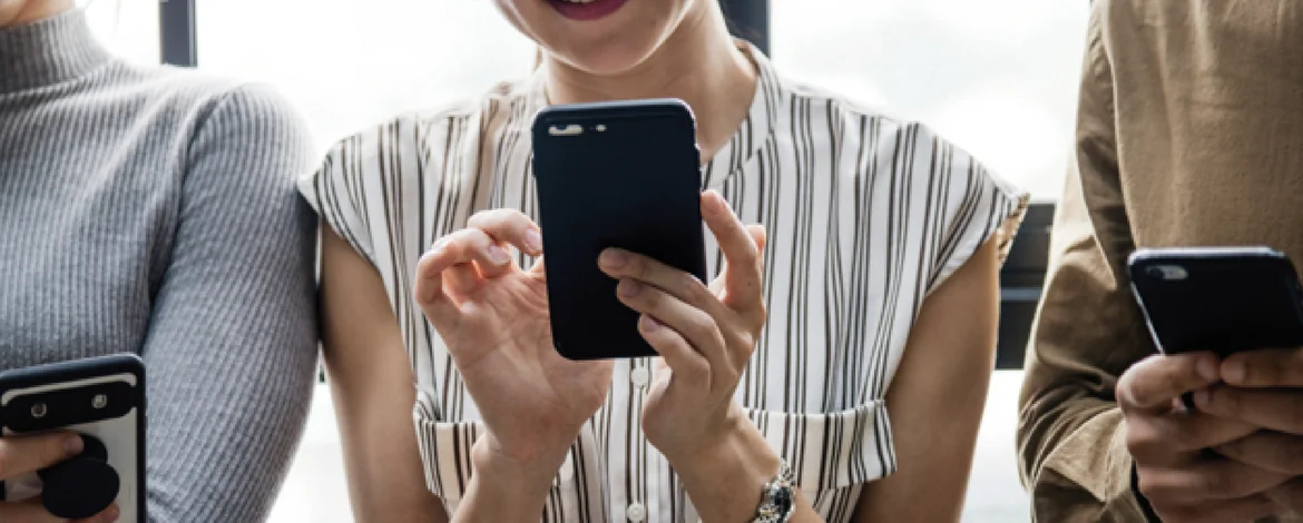 Frau schaut auf Handy - 