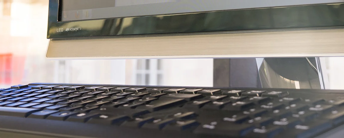 Foto eines Monitors mit Tastatur - 