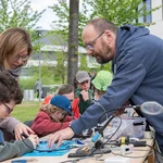 Kinder an einem Tisch mit einem Experiment zum Löten
