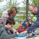Kinder an einem Tisch mit einem Experiment zum Löten