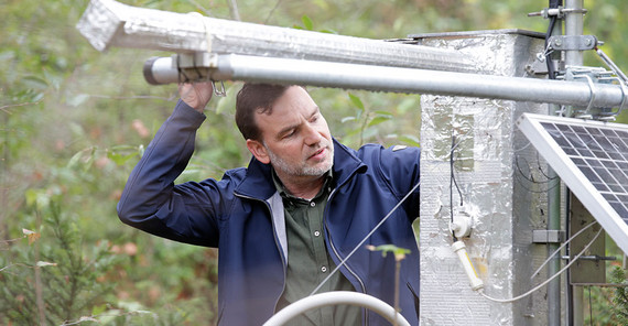 Prof. Sascha Oswald an der Neutronensonde im Park Sanssouci | Foto: Sandra Scholz