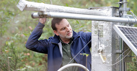 Prof. Sascha Oswald an der Neutronensonde im Park Sanssouci | Foto: Sandra Scholz