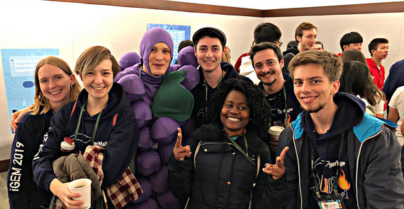 Das Potsdamer iGEM-Team mit einer "lebendigen Weinrebe". Foto: Ricarda Leisering.