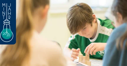 Schüler:innen mit Technik auf dem Tisch