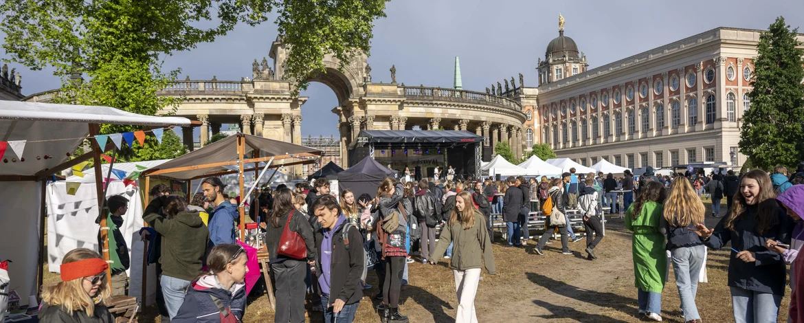 Ein Blick in die Besuchendenmengen beim Campusfestival 2025 am Neuen Palais. - 