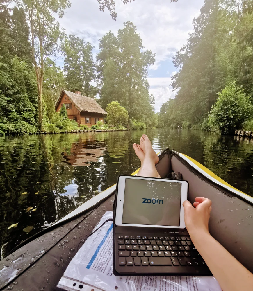 Mensch auf Tablet auf Boot auf Fluss