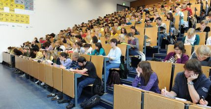 Hörsaal mit Studierenden