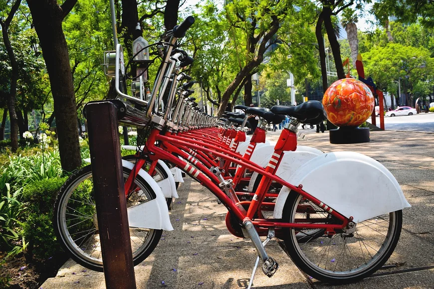 Aufnahme von Mietfahrrädern in der Nähe eines Parks in Mexiko Stadt