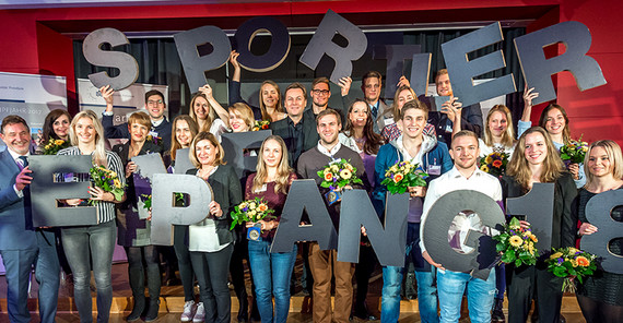 Foto: Wissenschaftsministerin Martina Münch, Oberbürgermeister Jann Jakobs, Uni-Präsident Oliver Günther und Hochschulsportchefin Petra Bischoff-Krenzien mit den Leistungssportlern der Uni Potsdam beim Sportlerempfang 2018. Foto: Karla Fritze.