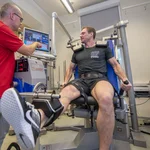 This image shows two people during an examination in the sports sciences department.