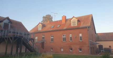 Das Haupthaus der Station im morgendlichen Nebel.