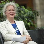 Unisprecherin Dr. Silke Engel schaut mit den Gästen in die Uni-Geschichte des Standortes Griebnitzsee