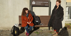 Zwei Studentinnen auf dem Uni Potsdam Campus
