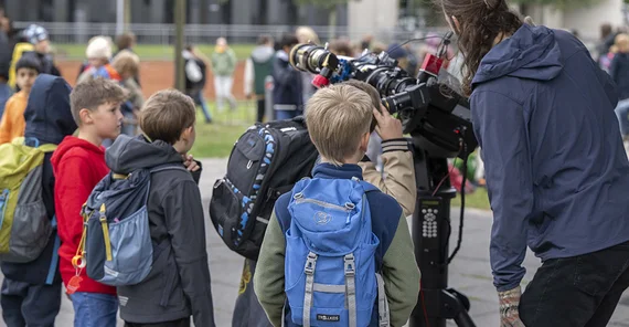 Beim Rahmenprogramm können die Kinder u.a. selbst durchs Teleskop schauen. | Foto: Thomas Roese