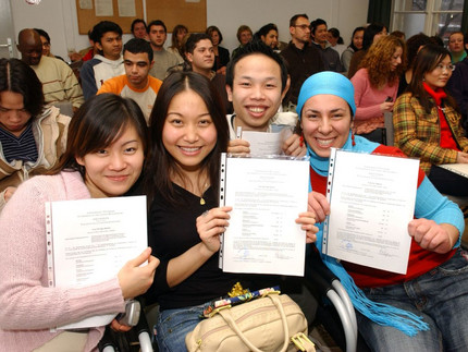 Studierende mit Zertifikaten in den Händen