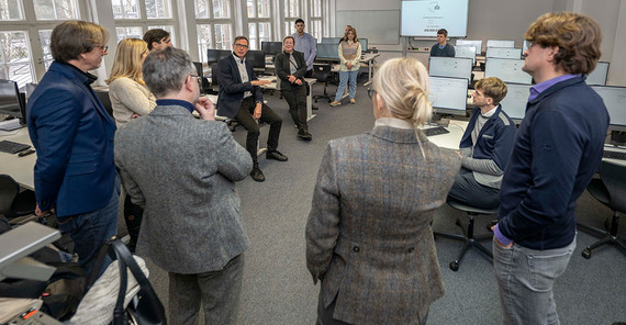 Die Organisatoren und Gäste der digitalen Probeklausur besuchen vorab den Prüfungsraum. In der Mitte (sprechend): Alexander Schulz, Leiter des ZIM der Universität Potsdam.