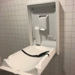 Wickeltisch Raum H-E.46 links im Hauptgebäudefoyer