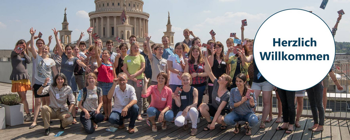 Gruppenbild der PoGS Mitglieder auf der Dachterasse des Bildungsforums