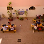 Bei der Arbeit an den Gruppenprojekten im Hof des Hostels, Luftaufnahme.