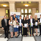 Glückliche Absolventinnen und Absolventen der Juristischen Fakultät bei der feierlichen Ehrung im Juni 2024.